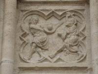 Lyon, Cathedrale St-Jean apres renovation, Portail, Plaque gravee, Combat entre 2 hommes (2)